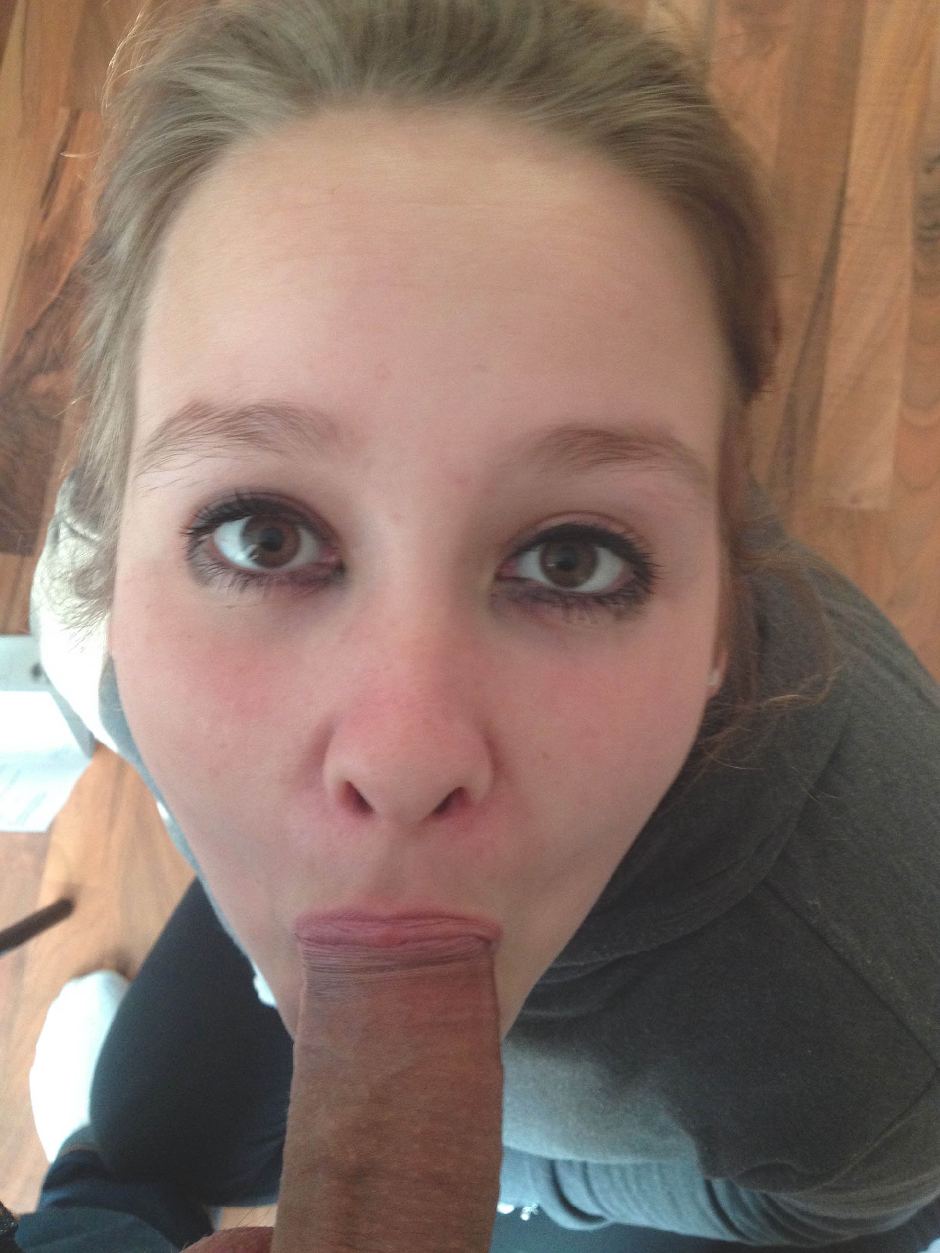 En kille får kuken avsugen av en vacker, mullig, brunhårig kvinna 