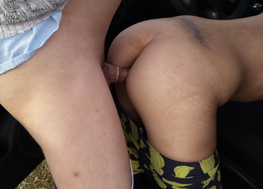 Smal, ung man sätter på en vacker, välformad, brunhårig, mogen kvinna 